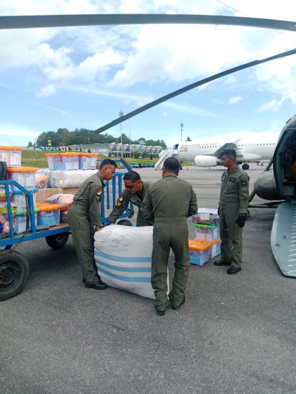 Helikopter TNI AD Terobos Cuaca Buruk, Kirim Logistik Udara untuk Warga Terisolasi di Sibolga