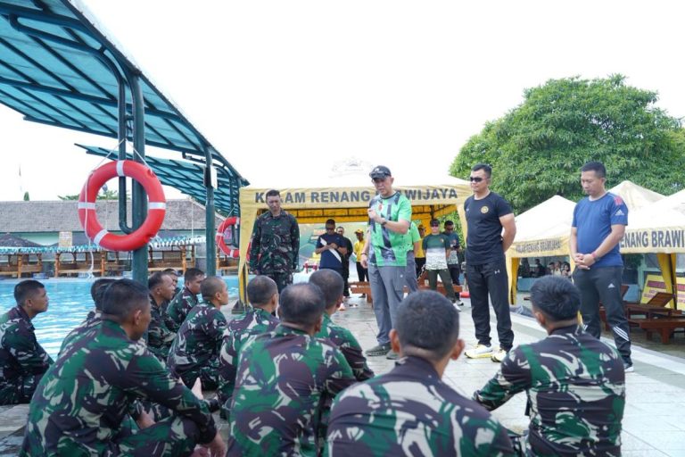 Uji Kesiapan Tempur, Pangdam V/Brawijaya Evaluasi Langsung Renang Militer Perwira Satpur