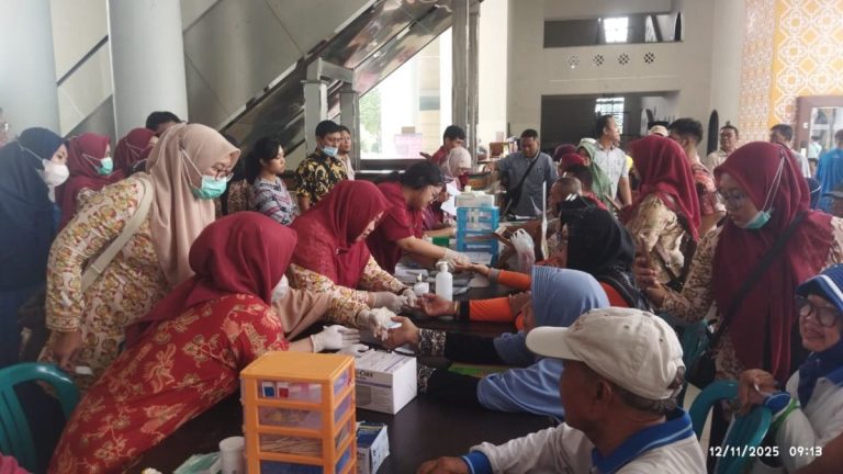 Ratusan Jamaah Masjid Al-Akbar Antusias Ikuti Donor Darah dan Cek Kesehatan Gratis DMI Jatim