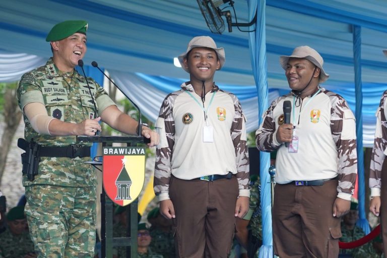 Tutup Persami KKRI Gresik, Mayjen TNI Rudy Saladin Semai Nasionalisme di Dada Kadet Muda