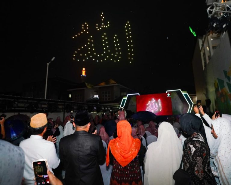 Pesantren Digital Al-Yasmin Surabaya Pecahkan Rekor MURI Lewat Tarian Cahaya Drone