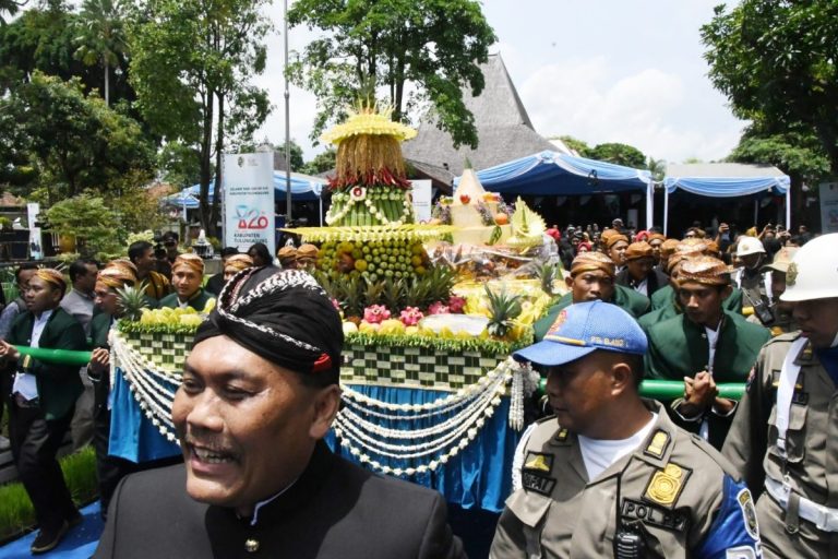 Tumpeng Lanang-Wadon Raksasa Jadi Rebutan di Puncak Hari Jadi Tulungagung