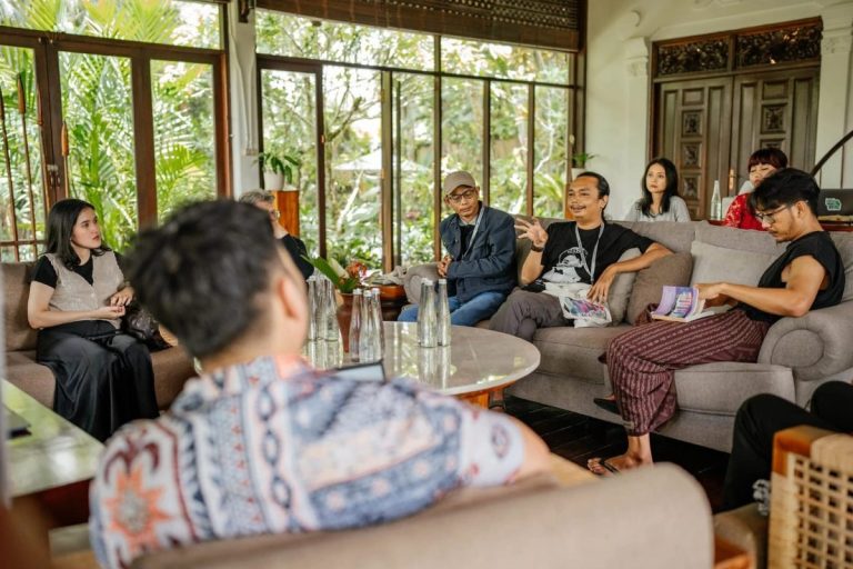 Sastrawan dari Kampus Airlangga Ini Bicara di Ubud Writers Festival, Bahas Etika AI dan Sastra