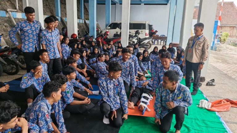 Belajar Selamat, Siswa Kalidawir Raih Ilmu dan Giveaway