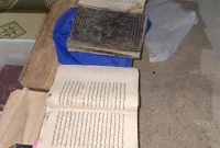 Ket. Foto : Mengkaji lembar-lembaran klasik tulisan santri-santri Tegalsari era 18320-an, dari Kitab Syarh Sittin Mas'alah (Fiqh), Fathul Mubin, Hasyiyah Dasuqi ala Syarh Sanusiyah, al-Miftah fi Syarhi Ma'rifat al-Islam wa al-Iman (Aqidah), Muqoddimah al-Jurumiyah, Awamil Mi'ah Jurjani (Nahwu), milik Gus Rektor INSURI Ponorogo, yang diwarisi dari leluhur beliau (Foto: Khoirul Fata)