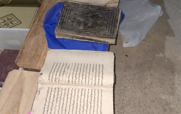 Ket. Foto : Mengkaji lembar-lembaran klasik tulisan santri-santri Tegalsari era 18320-an, dari Kitab Syarh Sittin Mas'alah (Fiqh), Fathul Mubin, Hasyiyah Dasuqi ala Syarh Sanusiyah, al-Miftah fi Syarhi Ma'rifat al-Islam wa al-Iman (Aqidah), Muqoddimah al-Jurumiyah, Awamil Mi'ah Jurjani (Nahwu), milik Gus Rektor INSURI Ponorogo, yang diwarisi dari leluhur beliau (Foto: Khoirul Fata)