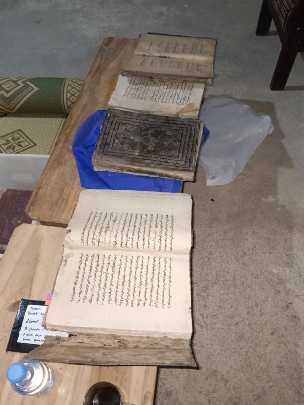 Ket. Foto : Mengkaji lembar-lembaran klasik tulisan santri-santri Tegalsari era 18320-an, dari Kitab Syarh Sittin Mas'alah (Fiqh), Fathul Mubin, Hasyiyah Dasuqi ala Syarh Sanusiyah, al-Miftah fi Syarhi Ma'rifat al-Islam wa al-Iman (Aqidah), Muqoddimah al-Jurumiyah, Awamil Mi'ah Jurjani (Nahwu), milik Gus Rektor INSURI Ponorogo, yang diwarisi dari leluhur beliau (Foto: Khoirul Fata)