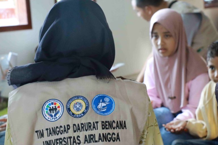 UNAIR Salurkan Bantuan bagi Mahasiswa dan Warga Terdampak Banjir Aceh-Sumatera