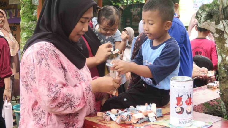 Belajar Menyimpan Mimpi dari Kaleng Celengan di TBM Lentera Pustaka