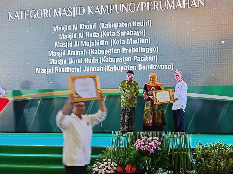 Gubernur Serahkan Serahkan “Masjid Award 2025” kepada 31 Masjid, Tantang DMI Jatim Kembangkan Dakwah Bil Mal
