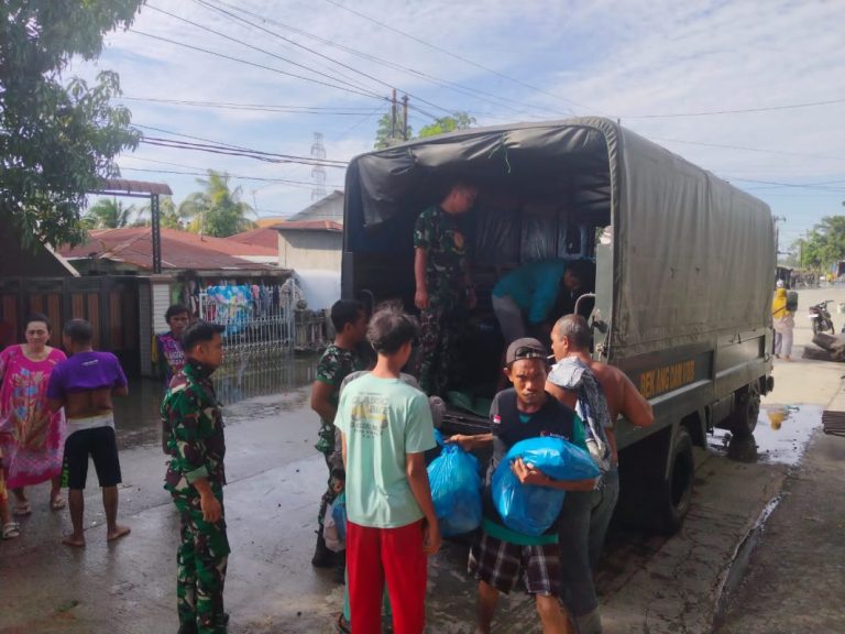 Door to Door, Kodam I/BB Salurkan Ribuan Nasi Bungkus untuk Warga Terdampak Banjir di Medan