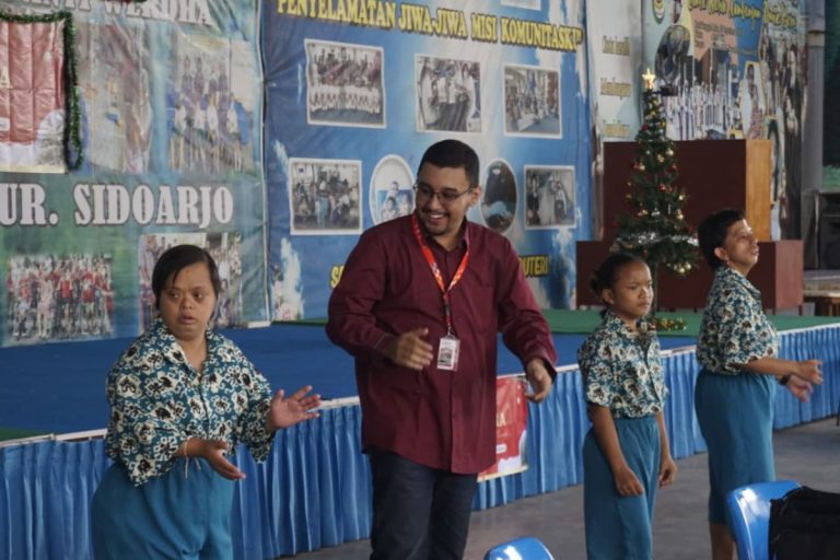 Senyum Anak Berkebutuhan Khusus Warnai Bakti Natal Inklusif di Bhakti Luhur