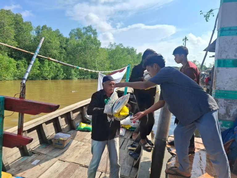 Menembus Batas, LazisKU Salurkan Bantuan Pada Korban Bencana Sumatera Lewat Jalur Sungai