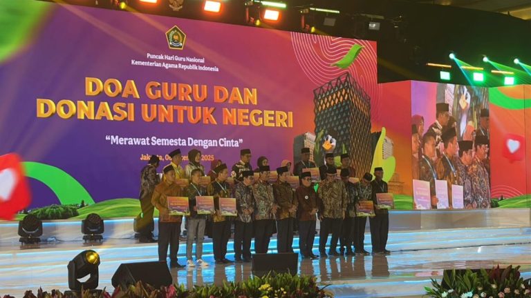 Doa, Donasi, dan Dedikasi Guru Menggema di Puncak Hari Guru Nasional 2025