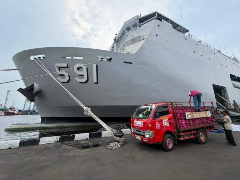 TNI AL Siagakan KRI Surabaya-591, Kirim 500 Tabung Gas dan Logistik ke Wilayah Terdampak Bencana