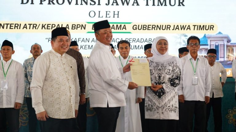 Dari Masjid Al Akbar, Menteri ATR/BPN Serahkan Ribuan Sertipikat Tanah Wakaf Rumah Ibadah