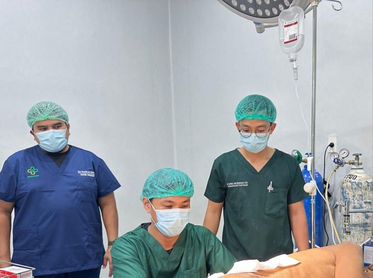 Tim Medis Gabungan UNAIR dan Organisasi Profesi Buka Lagi Kamar Bedah RSUD Aceh Tamiang