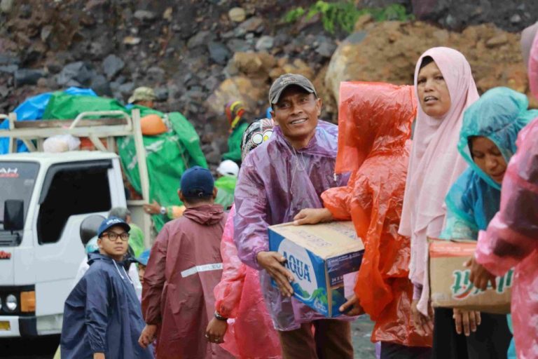Menembus Jembatan Darurat, Tim UNAIR Pastikan Air Bersih untuk Warga Malalak