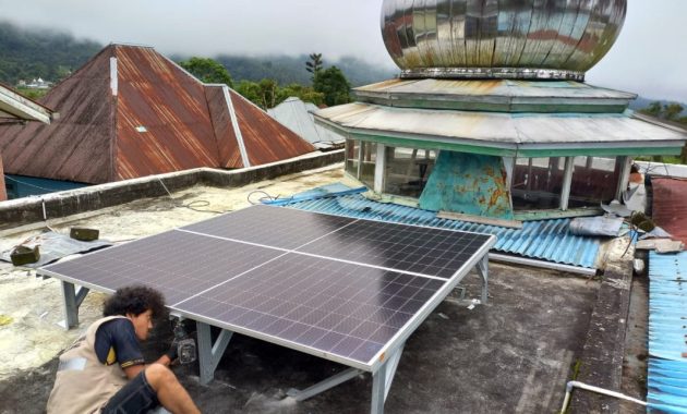 Panel Surya dan Starlink Tim Dosen UNAIR Hadirkan Listrik serta Sinyal di Lokasi Banjir Bandang Agam