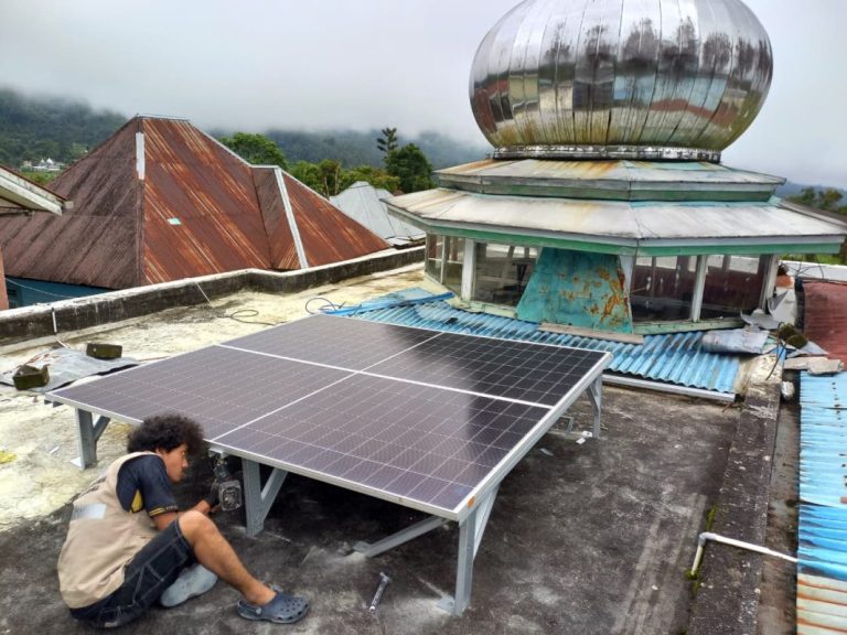 Panel Surya dan Starlink Tim Dosen UNAIR Hadirkan Listrik serta Sinyal di Lokasi Banjir Bandang Agam