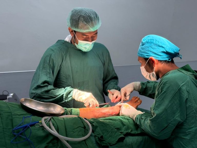 Tiga Hari di Aceh Tamiang, Tim Medis UNAIR Kerja Tanpa Henti Selamatkan Korban Bencana