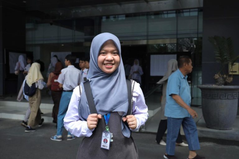 Menempuh Ribuan Kilometer, Fathya Berjuang Meraih Mimpi Masuk FK UNAIR