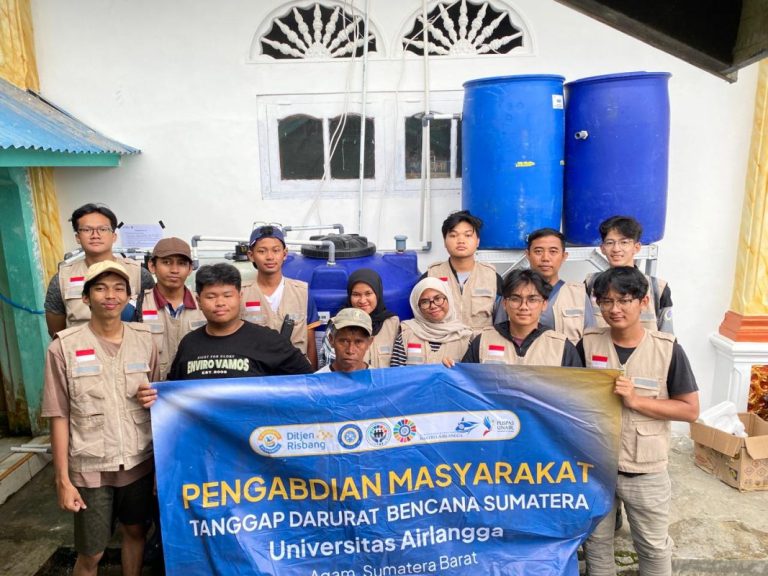 Air Bersih Masih Langka, Tim UNAIR Pasang Filter di Lokasi Banjir Agam