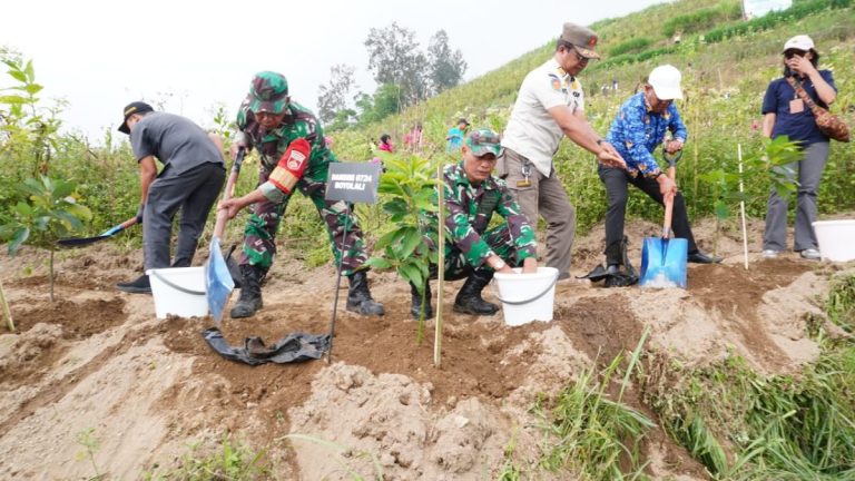 TNI dan Pemkab Boyolali Tanam Pohon di Lereng Merapi untuk Cegah Bencana