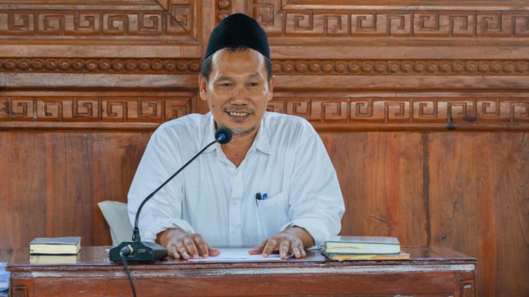 Gus Baha’: Jika Tidak Mampu Menjadi “من”, Maka Jadilah “مع”!