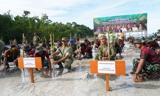 Tanam 1.500 Mangrove di Pantai Saubeba, Pangko Gabwilhan III Ajak Jaga Pesisir Papua Barat