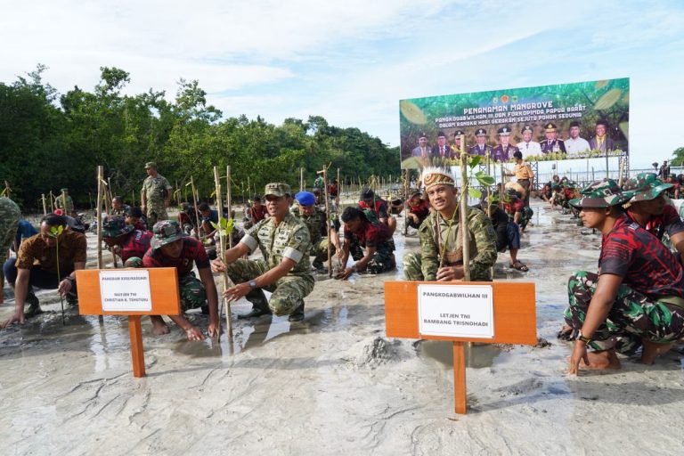 Tanam 1.500 Mangrove di Pantai Saubeba, Pangko Gabwilhan III Ajak Jaga Pesisir Papua Barat