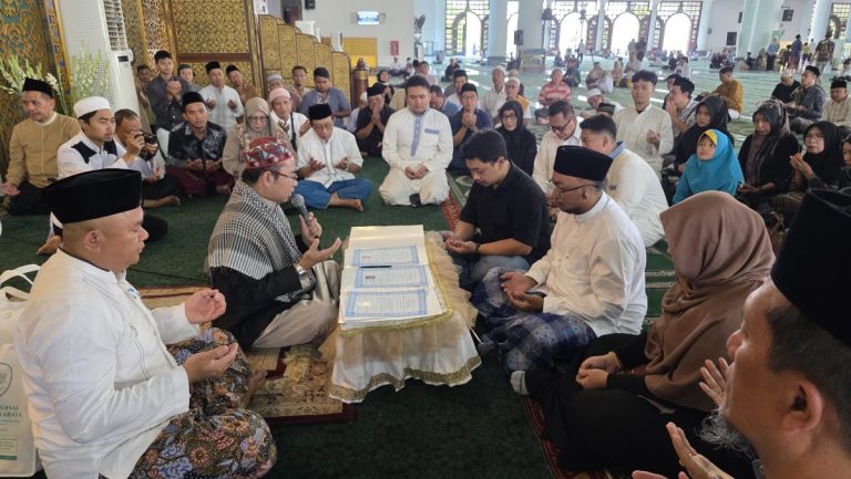 Tiga Mualaf Mengucap Syahadat di Masjid Al-Akbar pada Peringatan Isra Mikraj