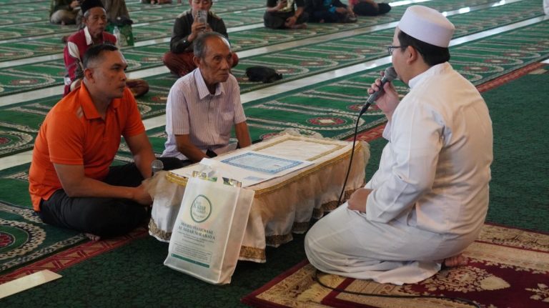 Di Usia 77 Tahun, Mantan Pendeta Mengikrarkan Iman Islam di Masjid Al Akbar Surabaya