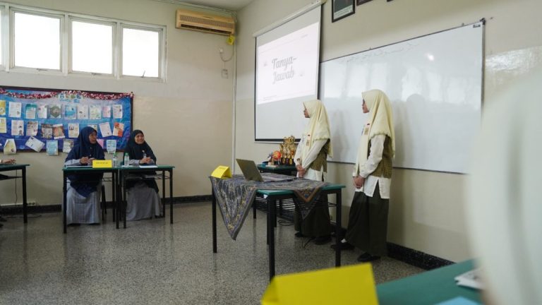 Mengintip Tradisi Ilmiah SMP Al Hikmah: Potret Mengasah Nalar Siswa Via Presentasi Riset