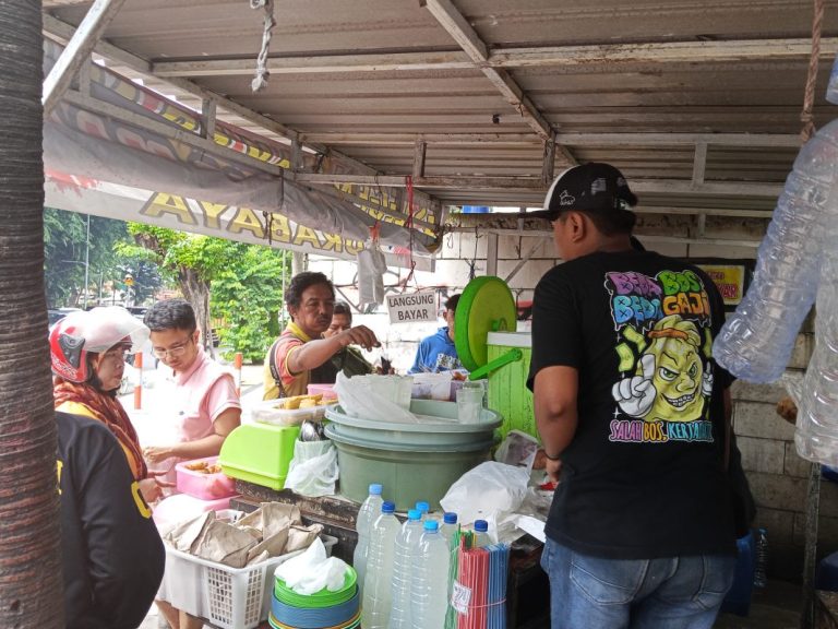 Es Legen Rp3 Ribu Ini Tak Pernah Sepi, Jajanan Seribuan di Gubeng Bikin Susah Move On