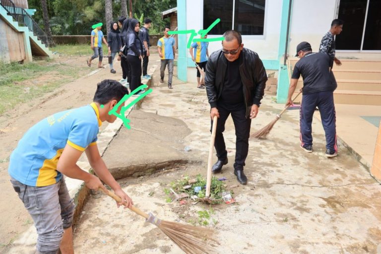 Jelang Ramadhan, Kalapas dan Warga Binaan Bersihkan Mushola di Belakang Lapas Langsa