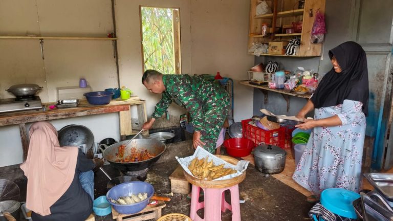 Di Balik Dapur Sederhana TMMD Wonogiri, Kebersamaan Prajurit dan Warga Terajut Menjelang Berbuka