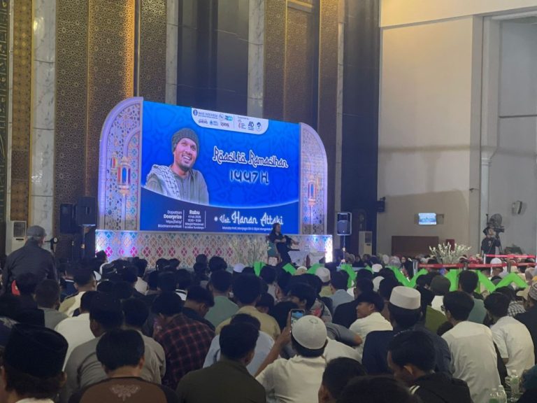 Hanan Attaki di Masjid Nasional Al Akbar Surabaya Sampaikan, Ramadhan Waktu ‘Rehat Mental’ & Ajang ‘Caper’ Terbaik kepada Allah