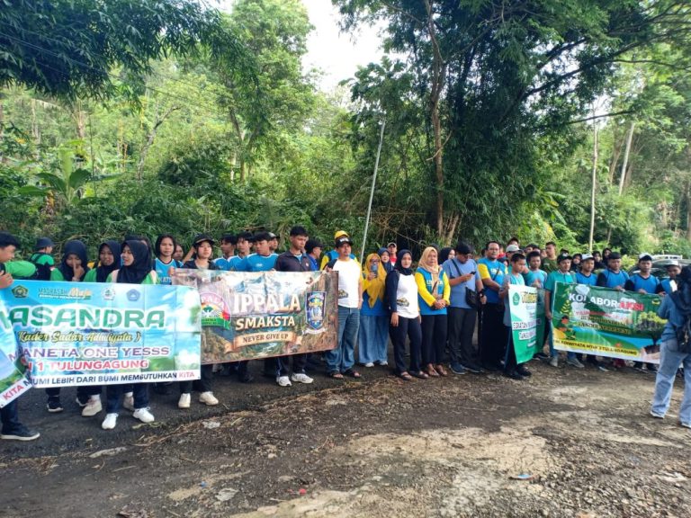 IKA UNAIR Hijaukan Bukit Dondong, Jaga Sumber Air dan Cegah Bencana di Tulungagung Selatan