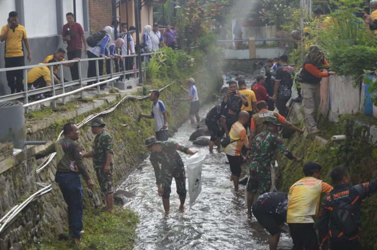 Tindak Lanjuti Instruksi Presiden, Korem 081/DSJ Gelar Aksi Bersih Serentak di Ruang Publik
