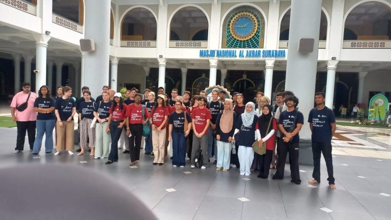 Mahasiswa Lima Negara Kunjungi Masjid Al-Akbar, Belajar Spiritualitas dan Identitas Indonesia