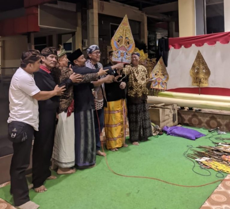 Dari Panggung Wayang, UNAIR Mengajak Warga Menjaga Mata Air