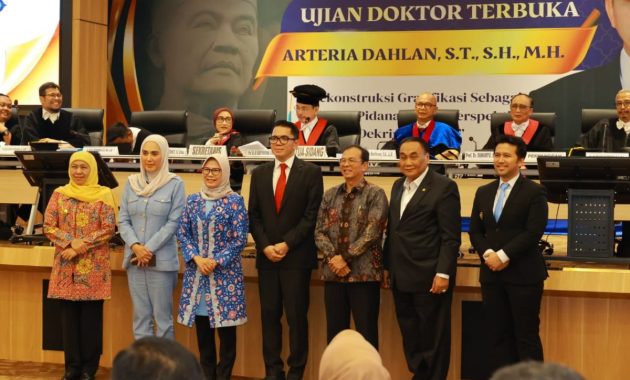 Arteria Dahlan Raih Doktor di Unair, Tawarkan Rekonstruksi Hukum Gratifikasi agar Lebih Proporsional