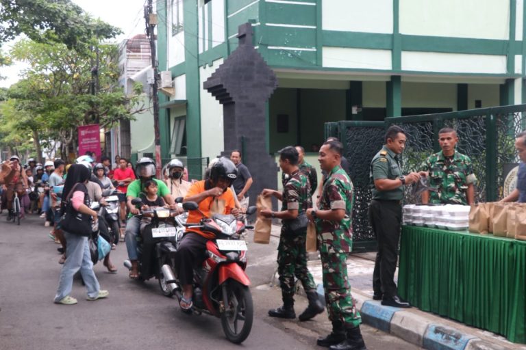 Kodim Tulungagung Bagikan Ratusan Takjil, Pererat Kepedulian di Bulan Ramadhan