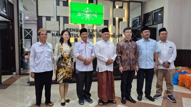 Konsul Jenderal Tiongkok di Surabaya Salurkan 200 Paket Ramadhan ke PWNU Jatim