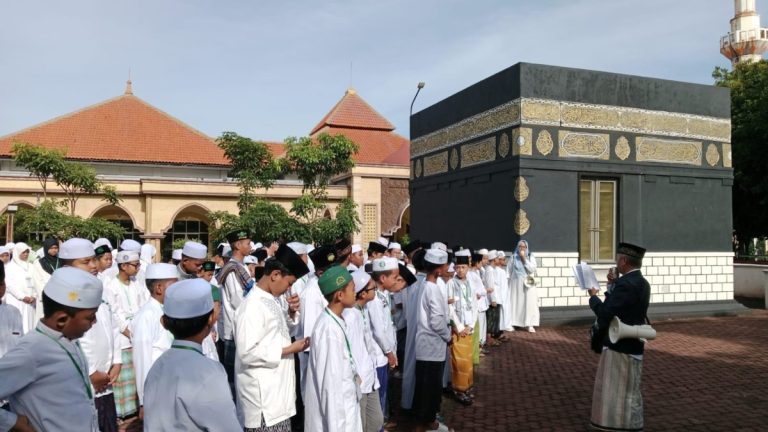Pondok Ramadhan Ma’arif Ditutup Manasik Haji, Pelajar Surabaya Antusias Ikuti Rangkaian Ibadah