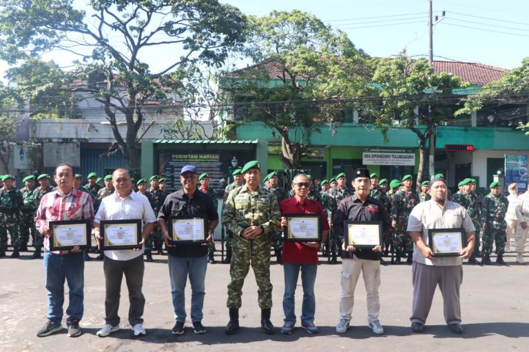 Dandim Tulungagung Beri Penghargaan Insan Media, Tegaskan Peran Strategis Informasi Publik