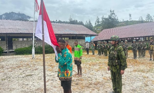 Tiga Eks OPM di Puncak Ikrar Setia ke NKRI, Cium Merah Putih di Sinak