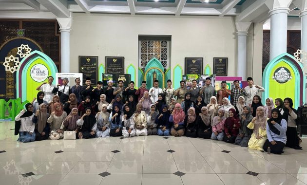 99 Relawan Gen Z Siap Layani Jamaah Qiyamullail di Masjid Al-Akbar Surabaya