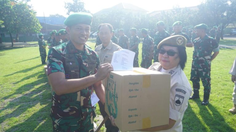 Dandim Surakarta Bagikan THR dan Bingkisan Lebaran, Lepas Cuti Prajurit Gelombang Pertama